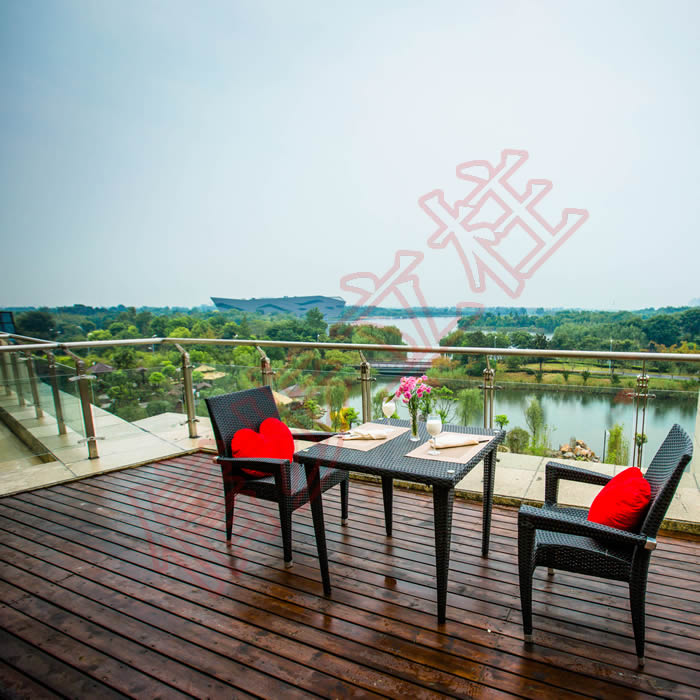 The stainless steel column of Xinbu makes the Tiande Lake Hotel shine brilliantly, which is used for the window of the landscape room and the roof railing