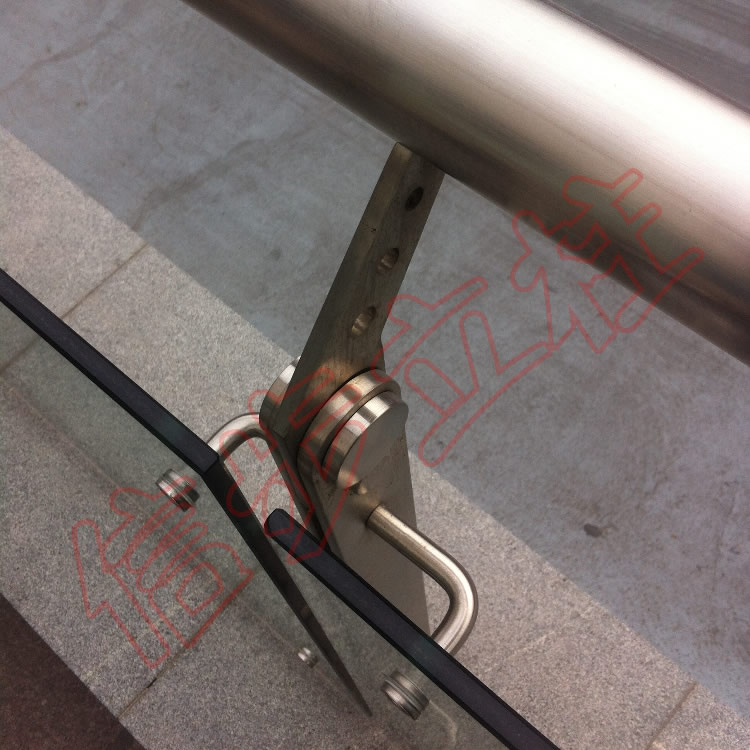 Xinbu stainless steel glass column provides more security for Wanda Plaza parking lot